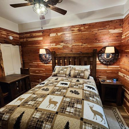 Log Cabin Inn ユリーカ・スプリングス エクステリア 写真