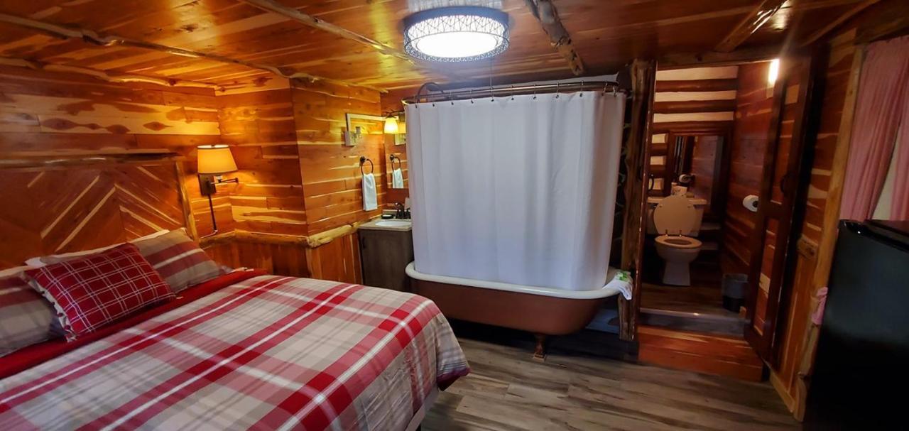 Log Cabin Inn ユリーカ・スプリングス エクステリア 写真