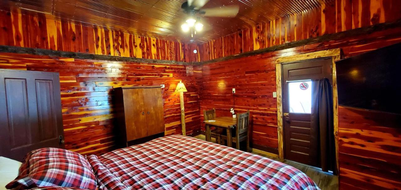 Log Cabin Inn ユリーカ・スプリングス エクステリア 写真