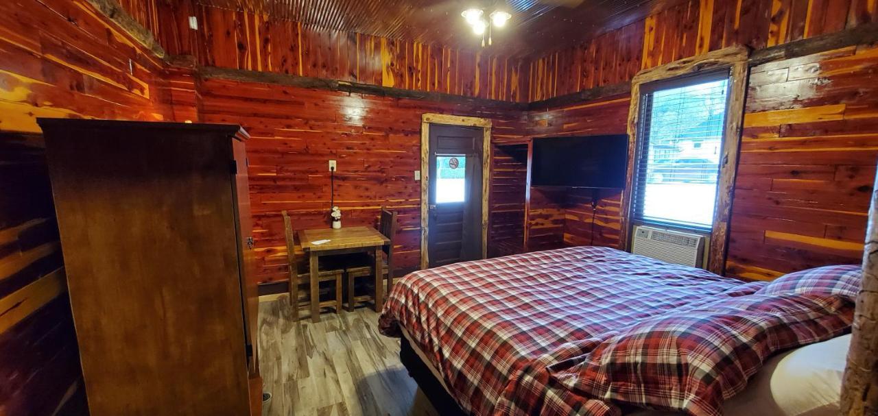 Log Cabin Inn ユリーカ・スプリングス エクステリア 写真