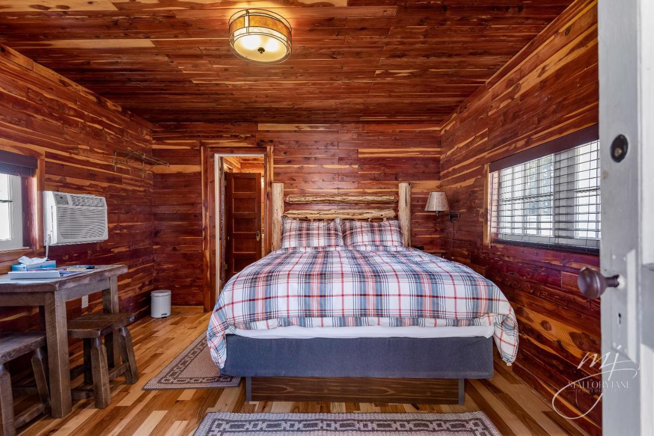 Log Cabin Inn ユリーカ・スプリングス エクステリア 写真