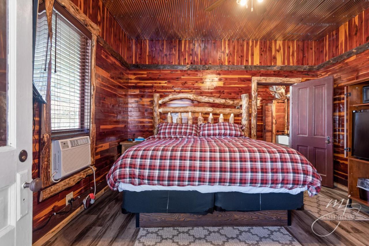 Log Cabin Inn ユリーカ・スプリングス エクステリア 写真