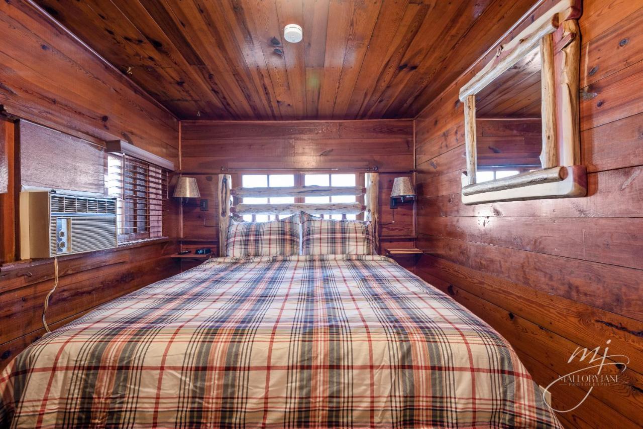 Log Cabin Inn ユリーカ・スプリングス エクステリア 写真