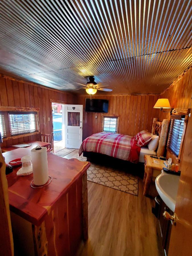 Log Cabin Inn ユリーカ・スプリングス エクステリア 写真