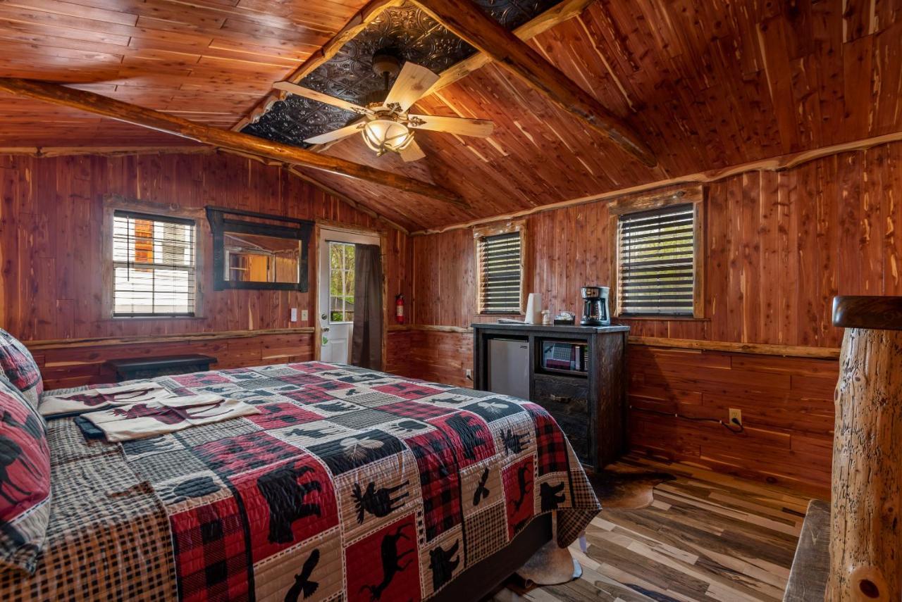 Log Cabin Inn ユリーカ・スプリングス エクステリア 写真