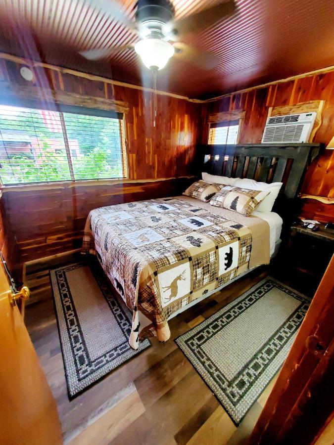 Log Cabin Inn ユリーカ・スプリングス エクステリア 写真