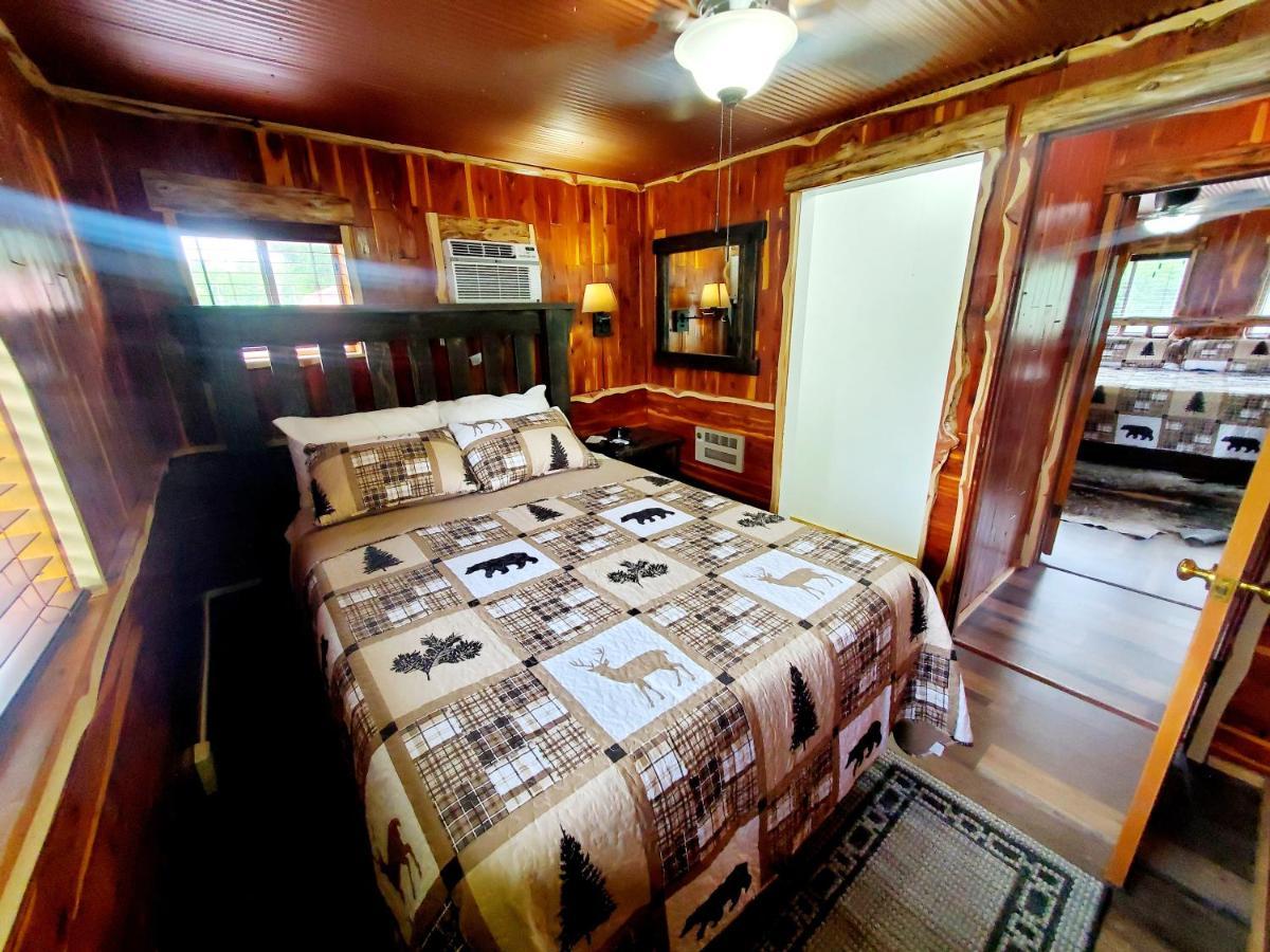 Log Cabin Inn ユリーカ・スプリングス エクステリア 写真