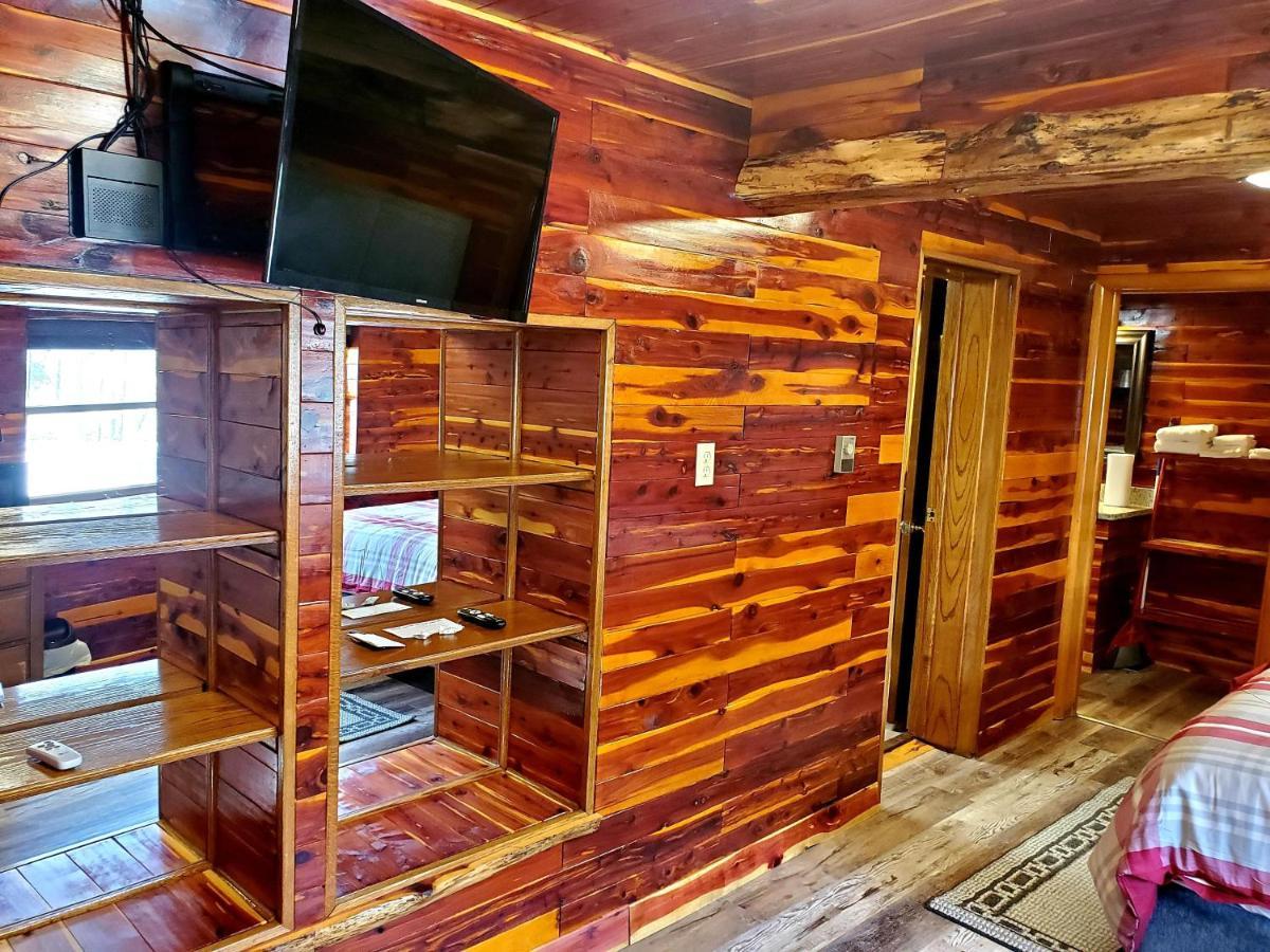 Log Cabin Inn ユリーカ・スプリングス エクステリア 写真